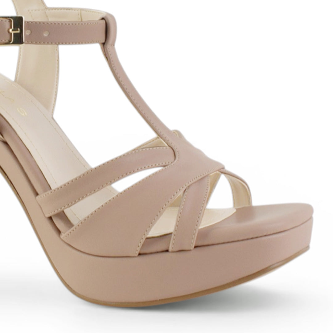 Vista a detalle de zapatilla nude de diseño descubierto para mujer con pulsera ajustable y tacón de 12cm