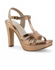 Vista diagonal de zapatilla oro rosa para mujer con pulsera ajustable y tacon de 12cm de diseño descubierto