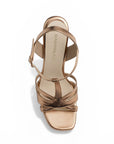 Vista superior de zapatilla oro rosa de diseño descubierto para mujer con pulsera ajustable al tobillo