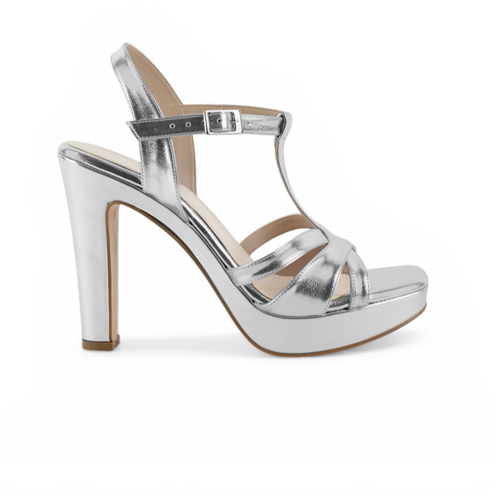 Vista lateral de zapatilla plateada para mujer de diseño descubierto con tacón alto de 12cm y pulsera ajustable al tobillo