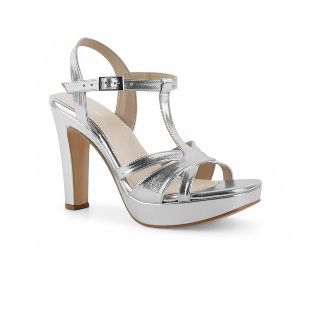 Vista diagonal de zapatilla plateada para mujer con pulsera ajustable y tacon de 12cm de diseño descubierto