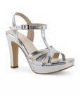 Vista diagonal de zapatilla plateada para mujer con pulsera ajustable y tacon de 12cm de diseño descubierto