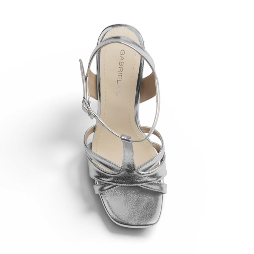 Vista superior de zapatilla plateada de diseño descubierto para mujer con pulsera ajustable al tobillo