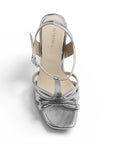 Vista superior de zapatilla plateada de diseño descubierto para mujer con pulsera ajustable al tobillo
