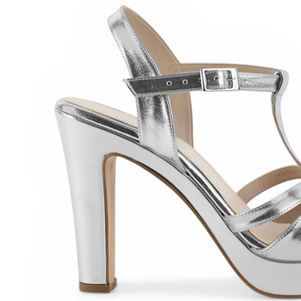 Vista trasera de tacón alto de 12cm en zapatilla para mujer con pulsera ajustable al tobillo en color plateado