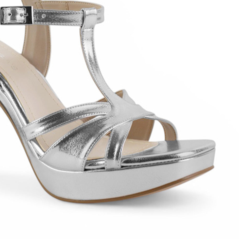 Vista a detalle de zapatilla plateada de diseño descubierto para mujer con pulsera ajustable y tacón de 12cm
