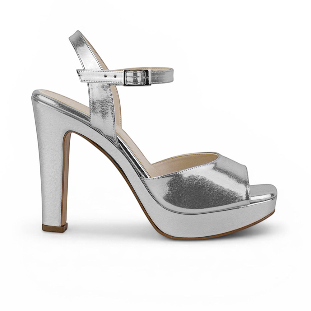 Vista lateral de zapatilla plateada para dama con plataforma, pulsera ajustable al tobillo, punta abierta y tacón alto 12cm 