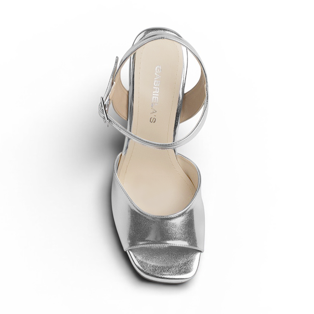 Vista superior de zapatilla para dama plateada con punta abierta pulsera ajustable al tobillo y plataforma tacón alto 12cm 