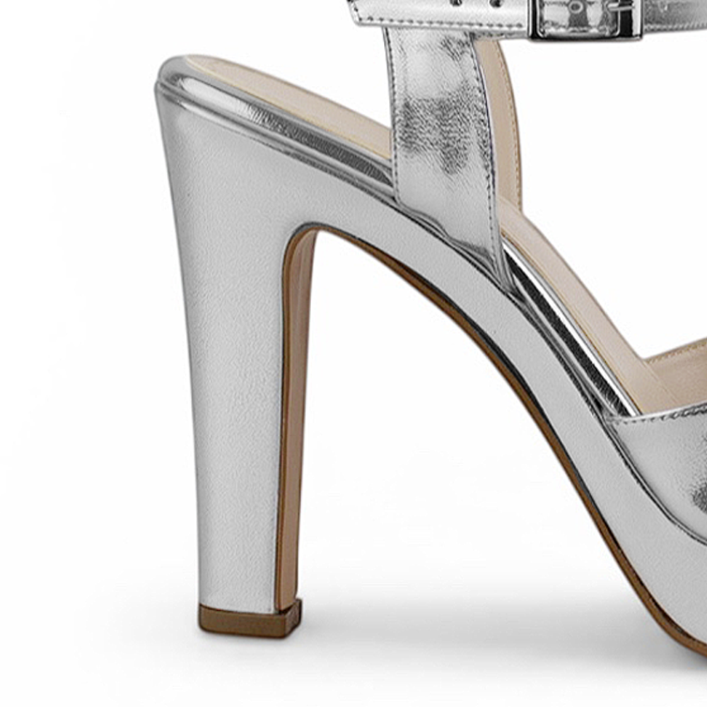 Vista trasera del tacón alto 12cm de la zapatilla plateada para dama con plataforma y pulsera ajustable al tobillo 