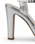 Vista trasera del tacón alto 12cm de la zapatilla plateada para dama con plataforma y pulsera ajustable al tobillo 
