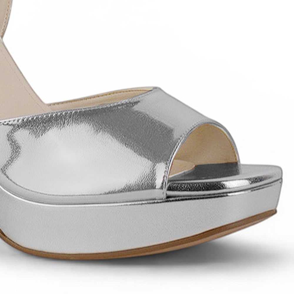 Detalle del material sintético en zapatilla plateada con plataforma para dama tacón alto 12cm  pulsera ajustable al tobillo 