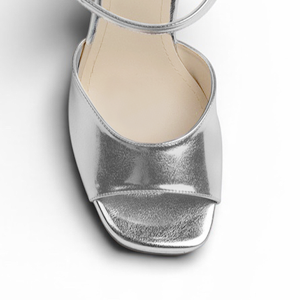 Vista del detalle en la punta abierta de la zapatilla plateada con plataforma y pulsera ajustable tacón alto 12cm para dama 