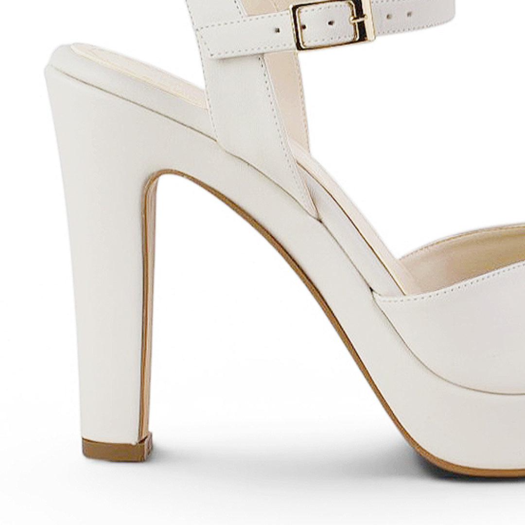 Vista trasera del tacón alto 12cm de la zapatilla beige para dama con plataforma y pulsera ajustable al tobillo 