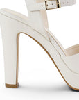 Vista trasera del tacón alto 12cm de la zapatilla beige para dama con plataforma y pulsera ajustable al tobillo 