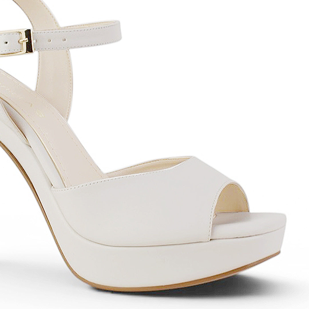 Detalle del material sintético en zapatilla beige con plataforma para dama tacón alto 12cm  pulsera ajustable al tobillo 