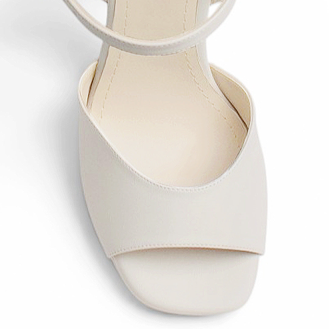 Vista del detalle en la punta abierta de la zapatilla beige con plataforma y pulsera ajustable tacón alto 12cm para dama 