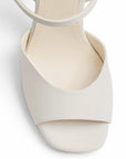 Vista del detalle en la punta abierta de la zapatilla beige con plataforma y pulsera ajustable tacón alto 12cm para dama 