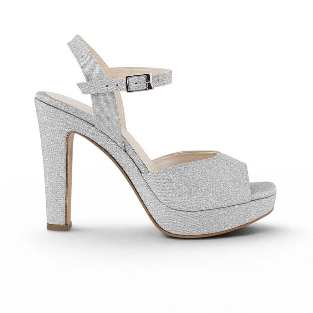Vista lateral de zapatilla plateada para dama con plataforma, pulsera ajustable al tobillo, punta abierta y tacón alto 12cm 