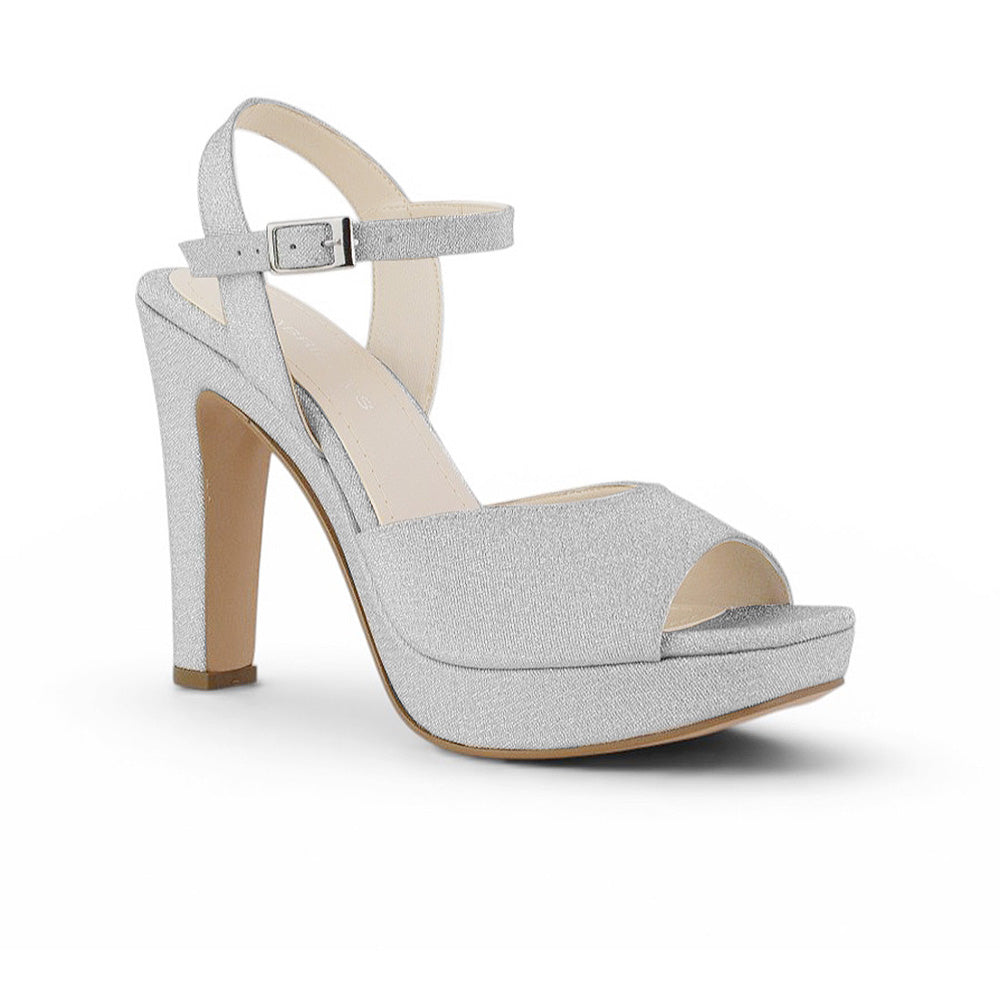 Vista diagonal de la zapatilla plateada con plataforma, punta abierta pulsera ajustable al tobillo y tacón alto 12cm para dama 
