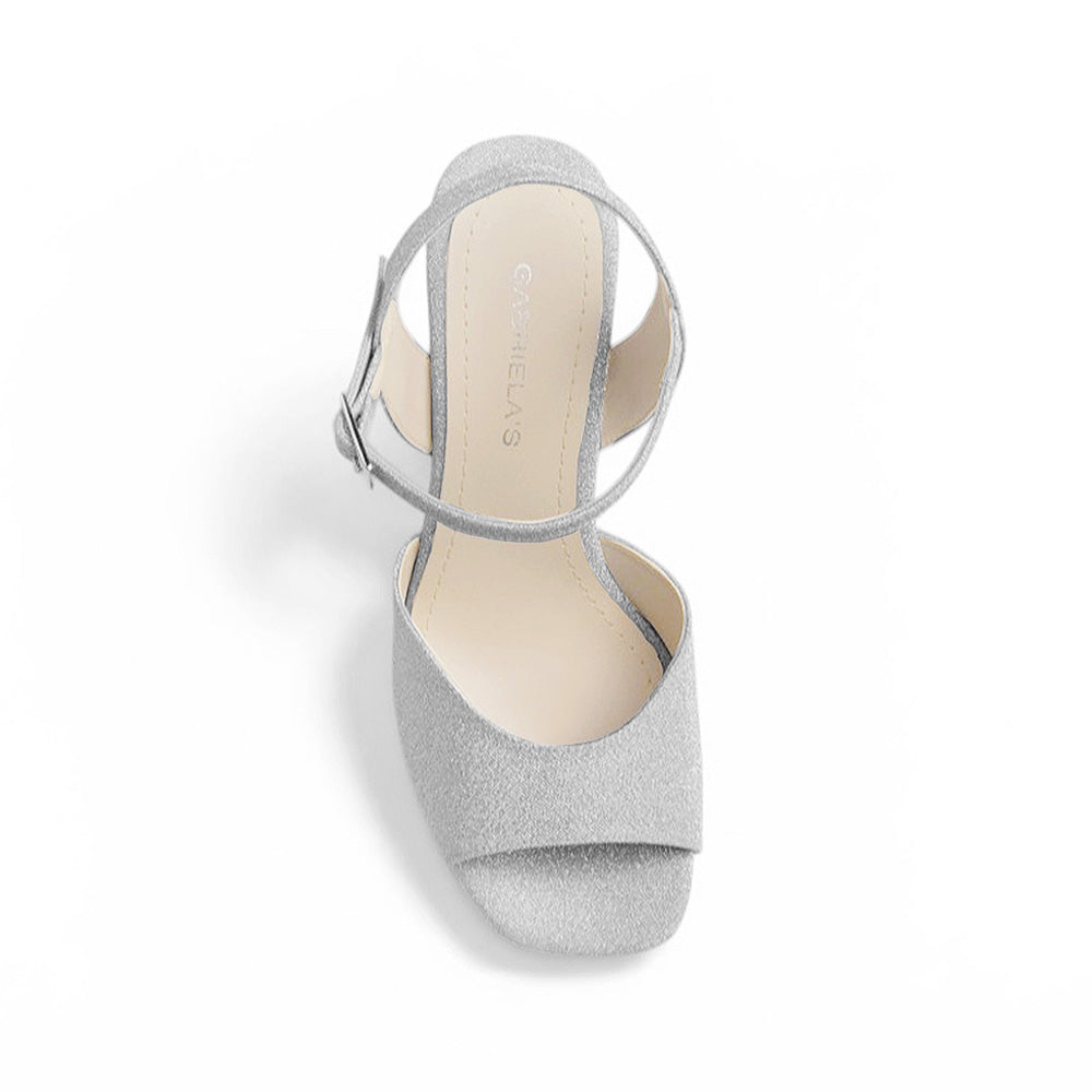 Vista superior de zapatilla para dama plateada con punta abierta pulsera ajustable al tobillo y plataforma tacón alto 12cm 