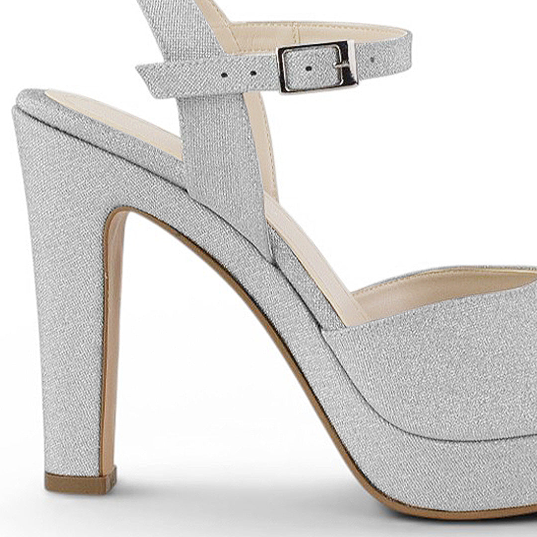 Vista trasera del tacón alto 12cm de la zapatilla plateada para dama con plataforma y pulsera ajustable al tobillo 