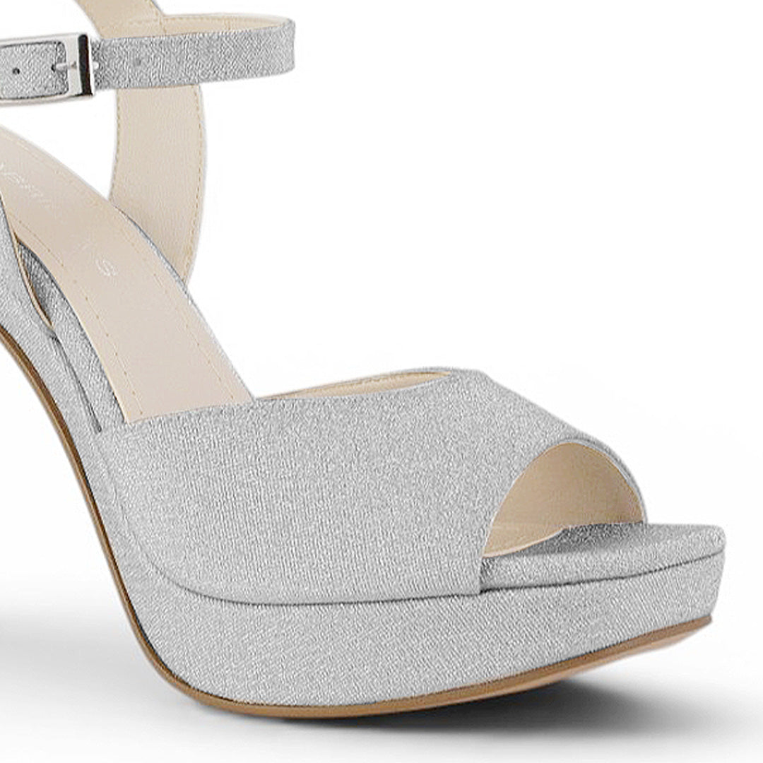Detalle del material sintético en zapatilla plateada con plataforma para dama tacón alto 12cm  pulsera ajustable al tobillo 