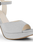 Detalle del material sintético en zapatilla plateada con plataforma para dama tacón alto 12cm  pulsera ajustable al tobillo 