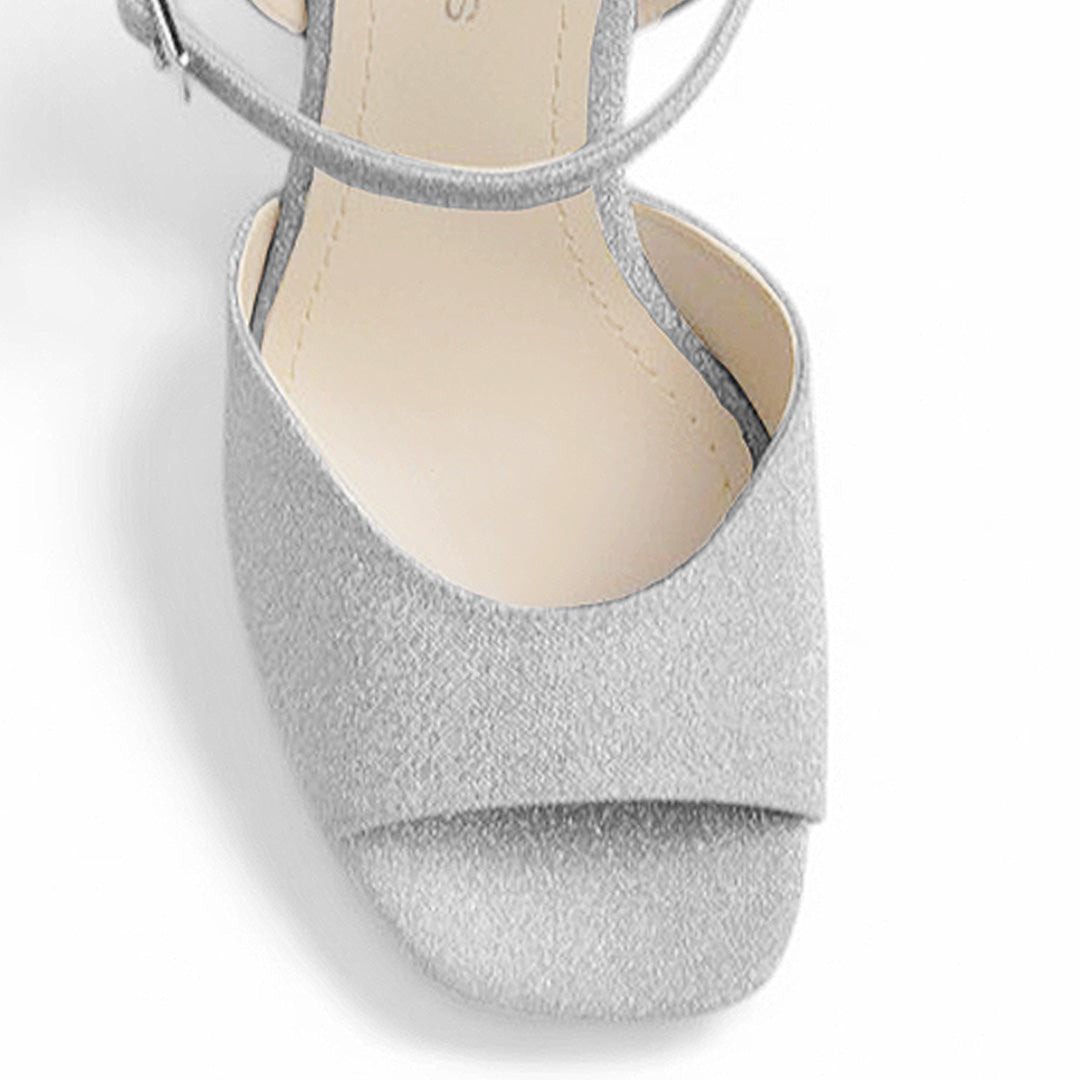 Vista del detalle en la punta abierta de la zapatilla plateada con plataforma y pulsera ajustable tacón alto 12cm para dama 