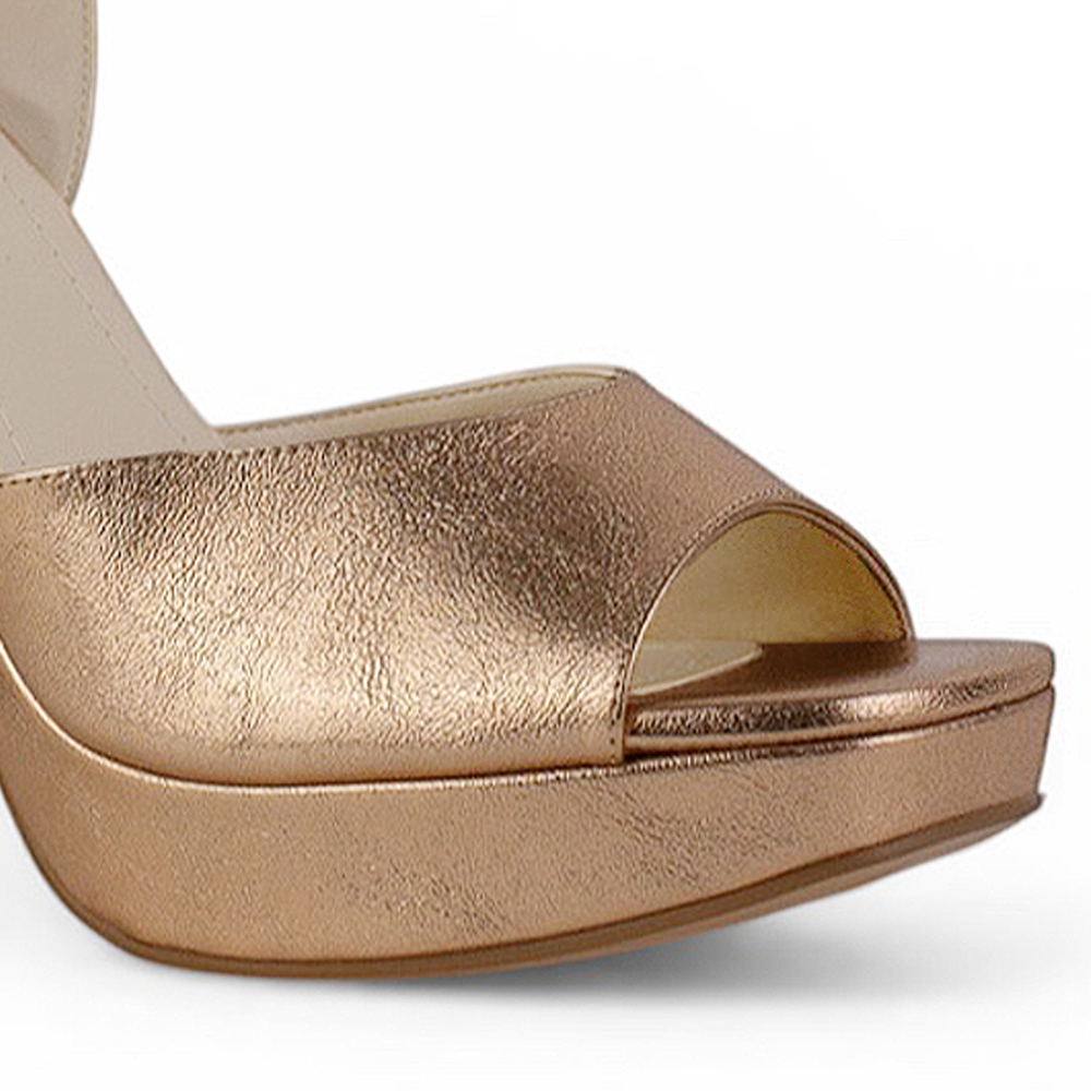 Detalle del material sintético en zapatilla oro rosa con plataforma para dama tacón alto 12cm  pulsera ajustable al tobillo 