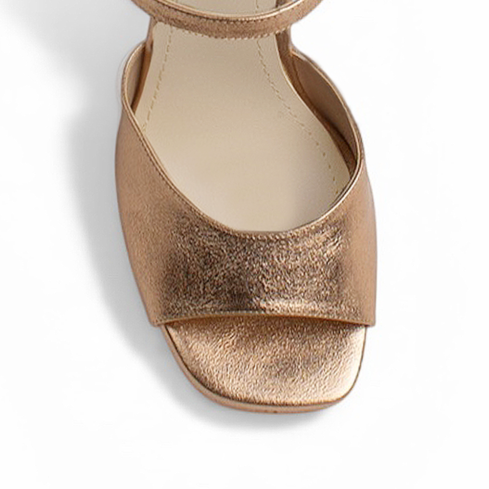 Vista del detalle en la punta abierta de la zapatilla oro rosa con plataforma y pulsera ajustable tacón alto 12cm para dama 