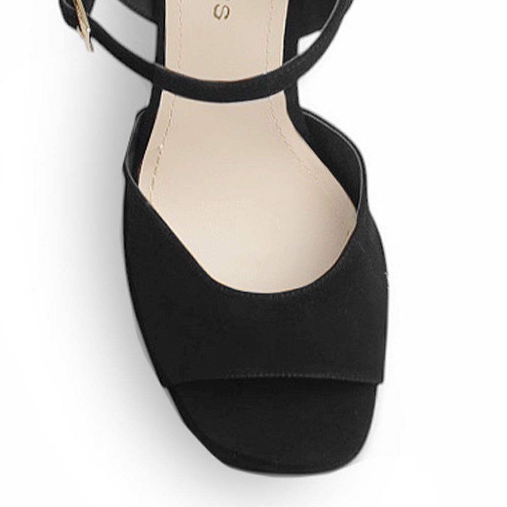 Vista del detalle en la punta abierta de la zapatilla negra con plataforma y pulsera ajustable tacón alto 12cm para dama 