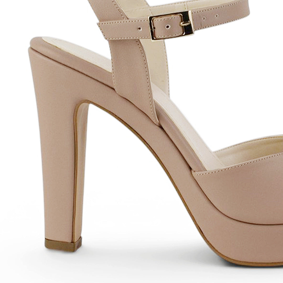 Vista trasera del tacón alto 12cm de la zapatilla nude para dama con plataforma y pulsera ajustable al tobillo 