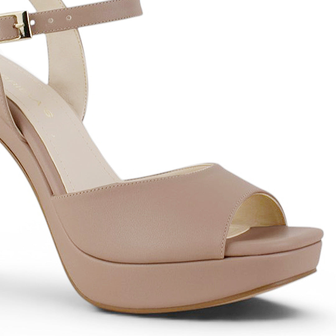 Detalle del material cabra sintético en zapatilla nude con plataforma para dama tacón alto 12cm  pulsera ajustable al tobillo 