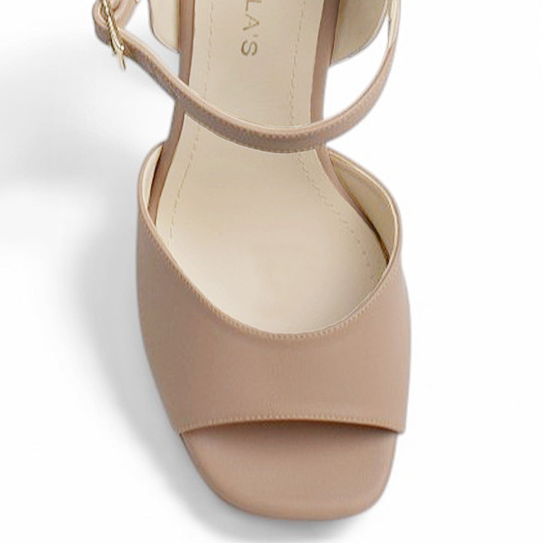 Vista del detalle en la punta abierta de la zapatilla nude con plataforma y pulsera ajustable tacón alto 12cm para dama 