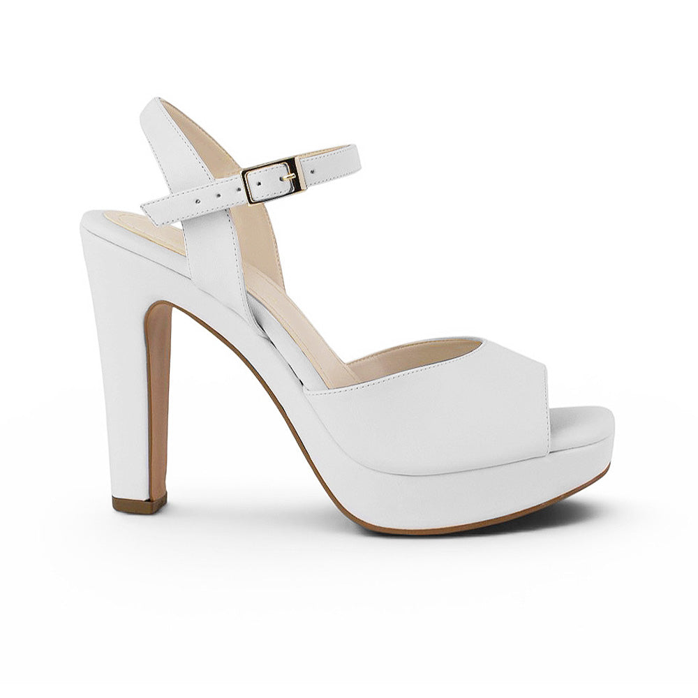 Vista lateral de zapatilla blanca para dama con plataforma, pulsera ajustable al tobillo, punta abierta y tacón alto 12cm 
