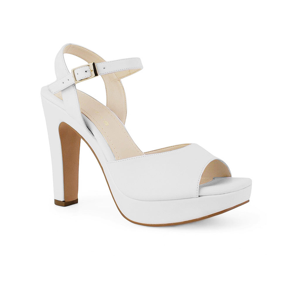 Vista diagonal de la zapatilla blanca con plataforma, punta abierta pulsera ajustable al tobillo y tacón alto 12cm para dama 