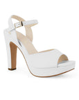 Vista diagonal de la zapatilla blanca con plataforma, punta abierta pulsera ajustable al tobillo y tacón alto 12cm para dama 