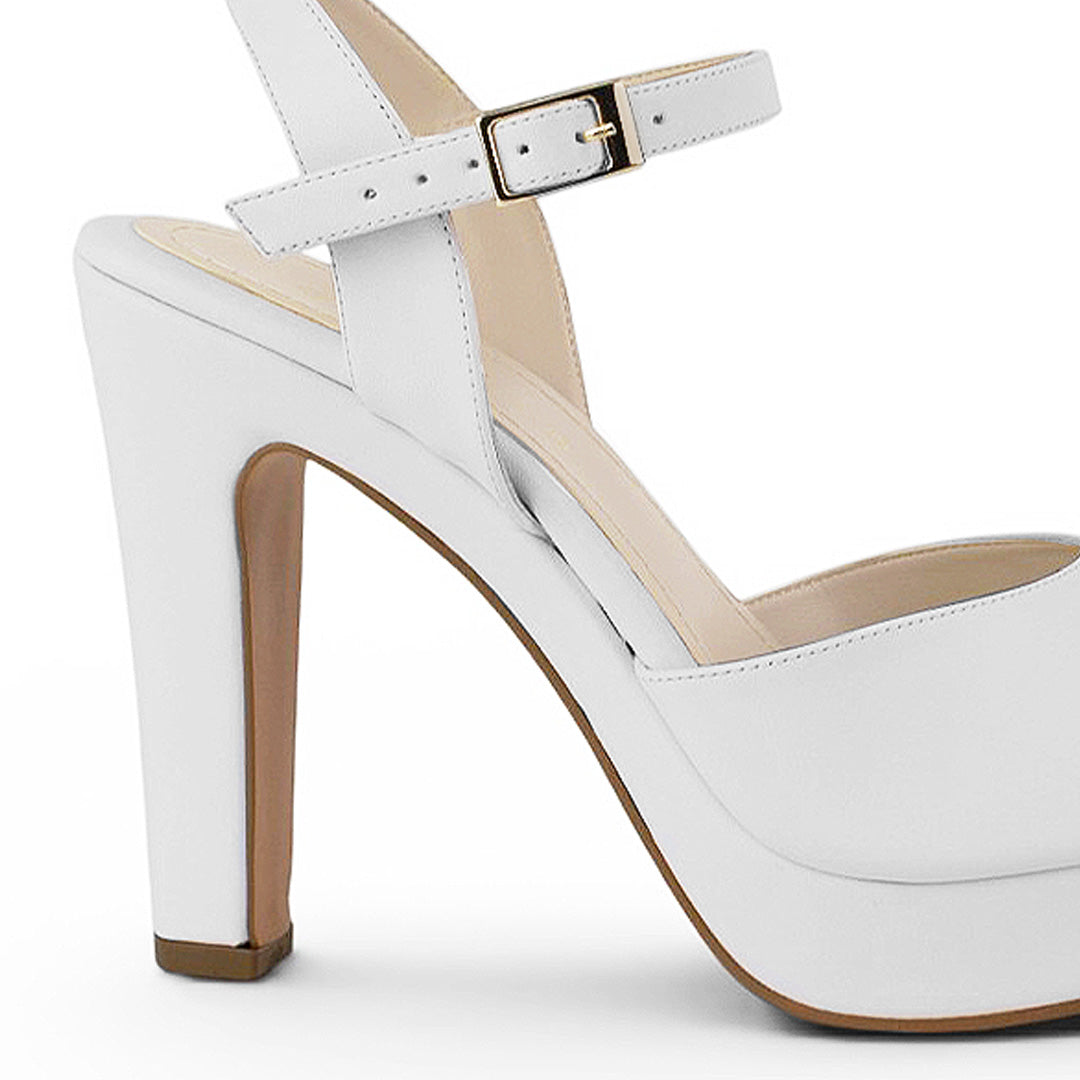 Vista trasera del tacón alto 12cm de la zapatilla blanca para dama con plataforma y pulsera ajustable al tobillo 