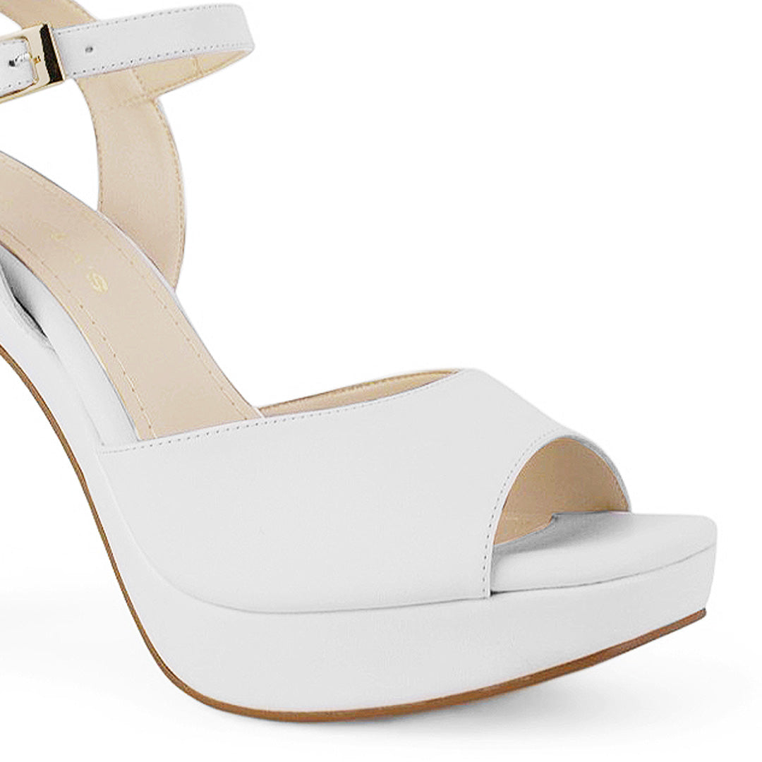 Detalle del material cabra sintético en zapatilla blanca con plataforma para dama tacón alto 12cm  pulsera ajustable al tobillo 