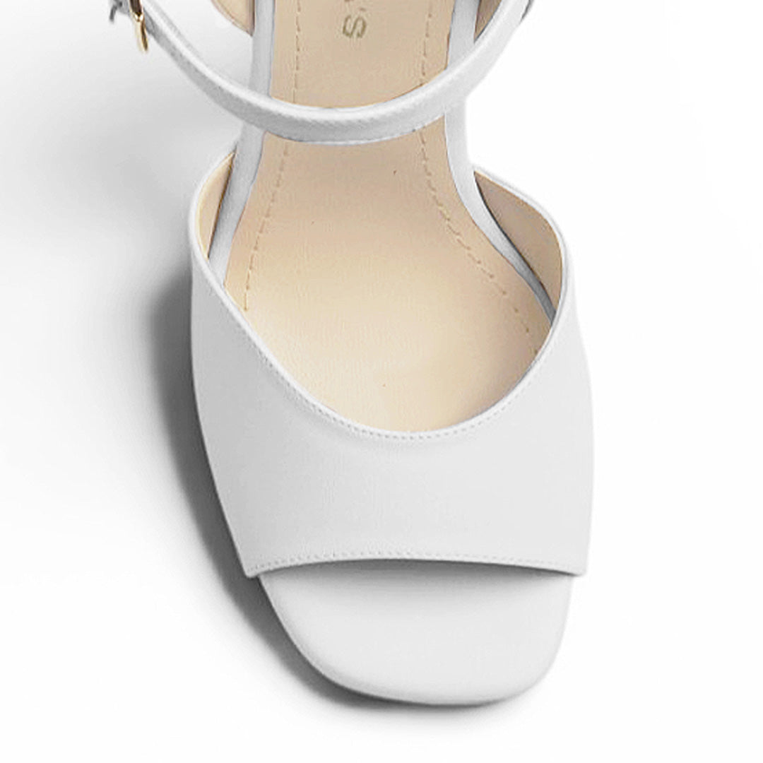 Vista del detalle en la punta abierta de la zapatilla blanca con plataforma y pulsera ajustable tacón alto 12cm para dama 