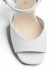 Vista del detalle en la punta abierta de la zapatilla blanca con plataforma y pulsera ajustable tacón alto 12cm para dama 