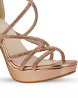 Detalle del material sintético en la zapatilla oro rosa de plataforma para fiesta con pedrería y tacón alto 11 cm