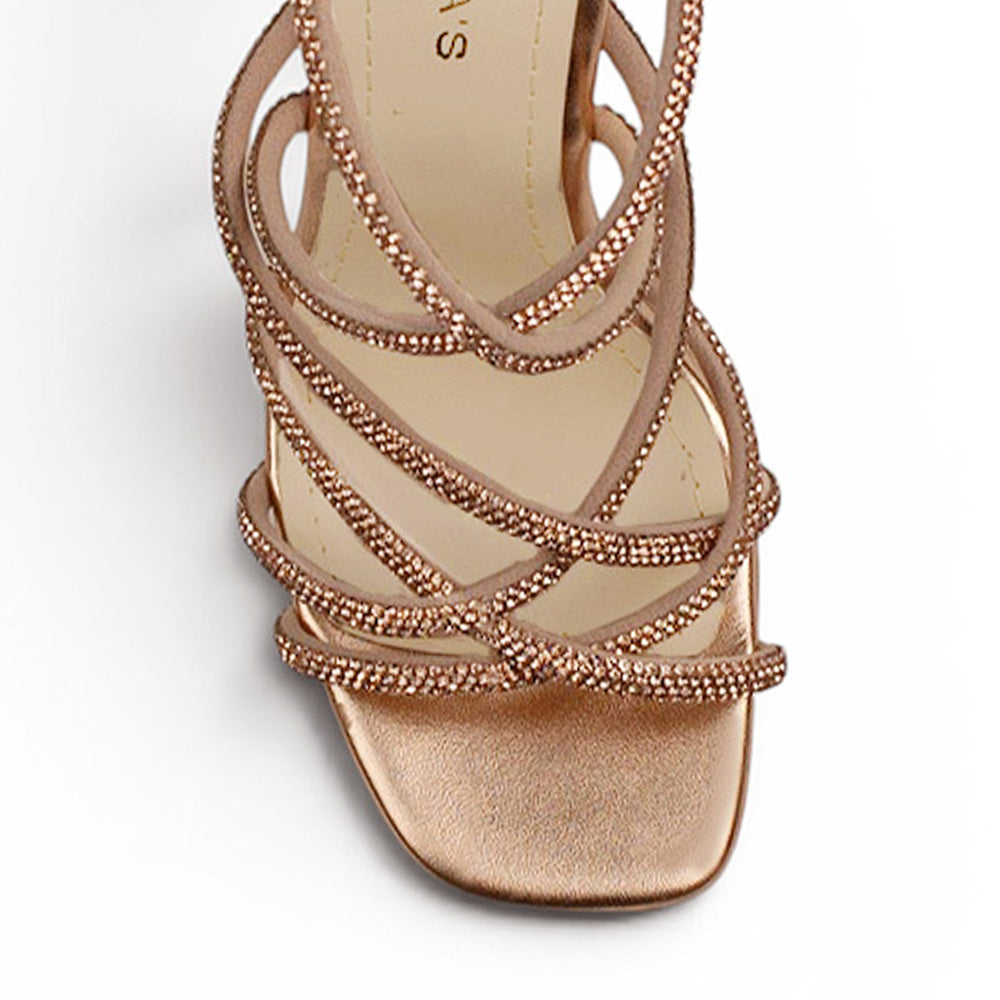 Vista del detalle de pedrería en la zapatilla oro rosa para fiesta con plataforma y tacón alto 11 cm para dama 