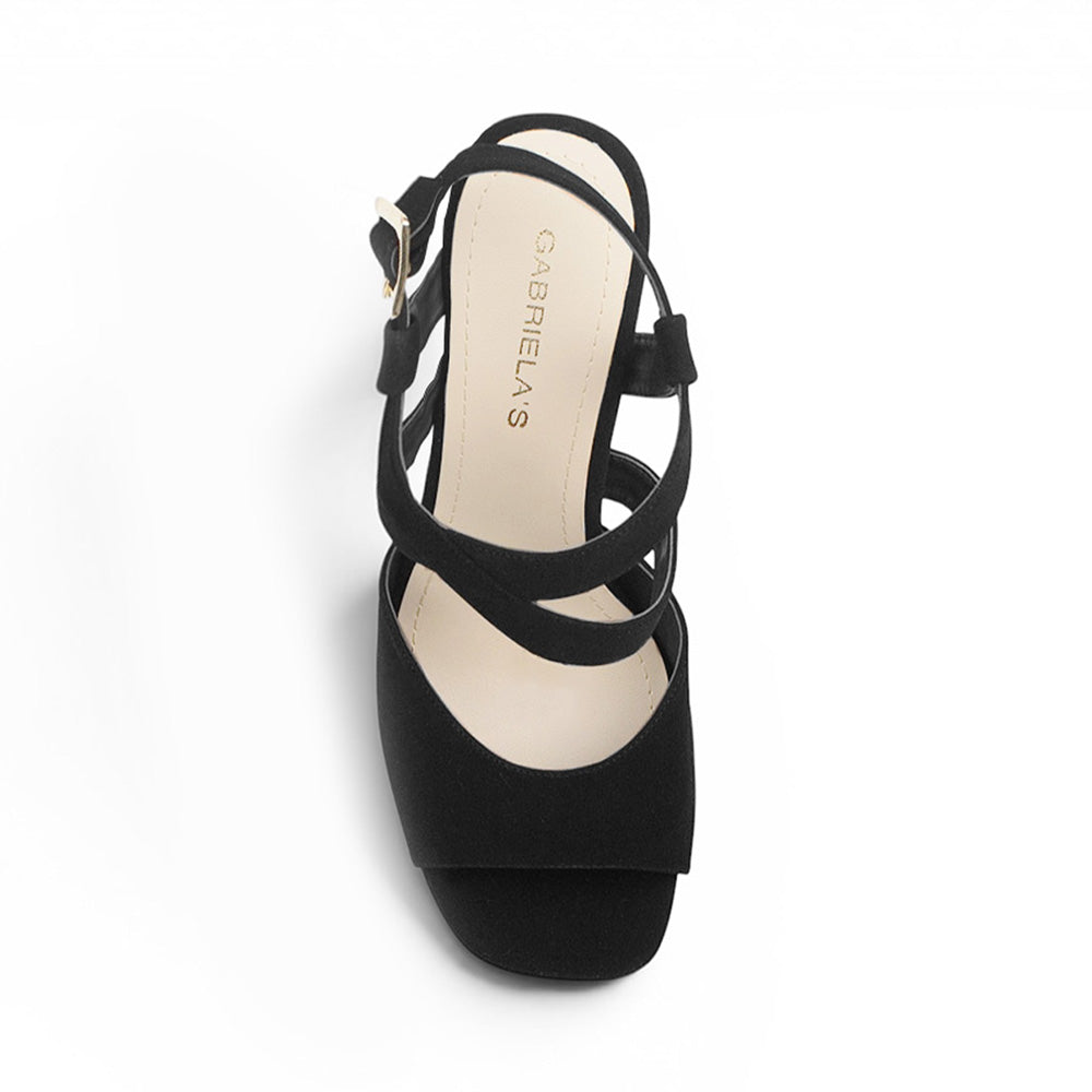Vista superior de zapatilla de diseño descubierto con pulsera ajustable en color negro
