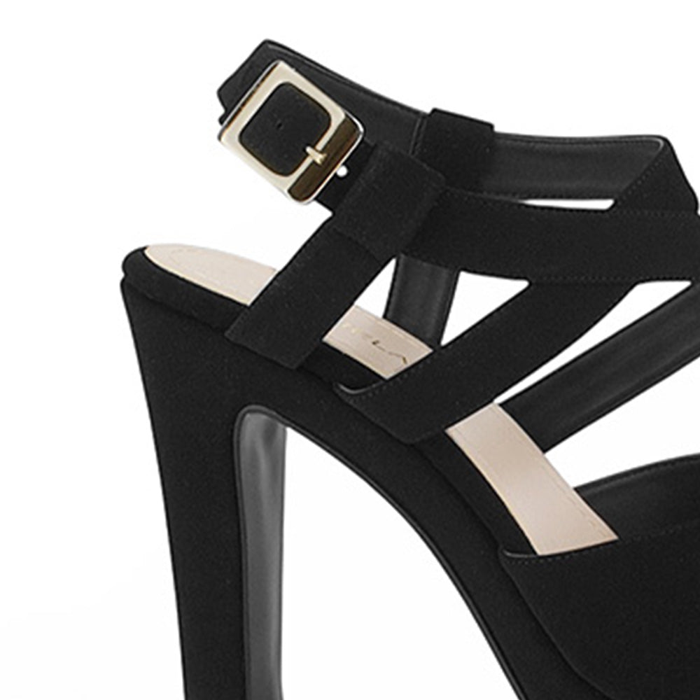 Vista trasera de tacón alto delgado de 12cm en zapatilla negra para mujer con pulsera ajustable 