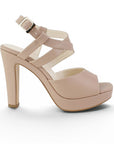 Vista lateral de zapatilla nude para mujer con tacón alto de 12cm y pulsera ajustable de diseño descubierto