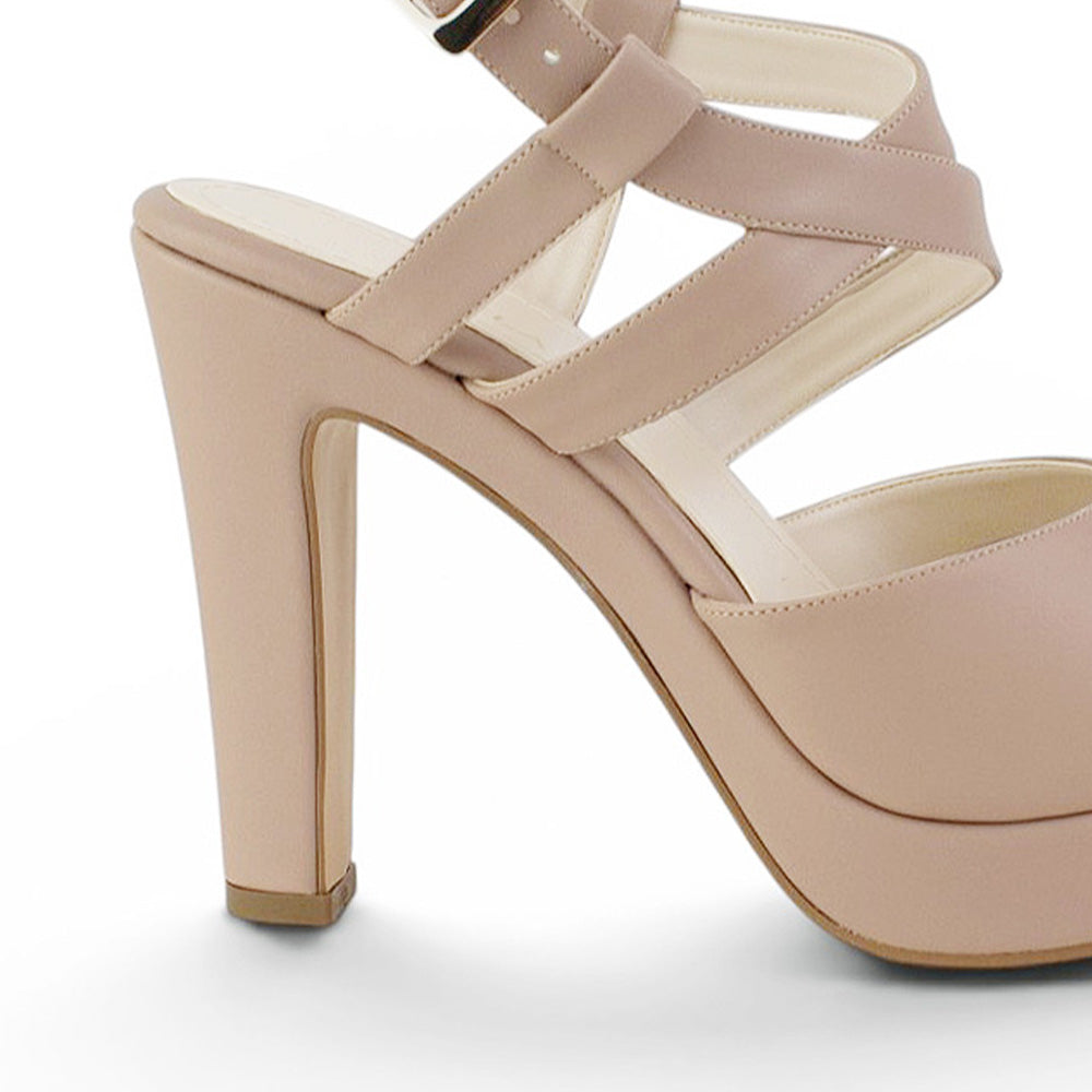Vista trasera de tacón alto delgado de 12cm en zapatilla nude para mujer con pulsera ajustable 