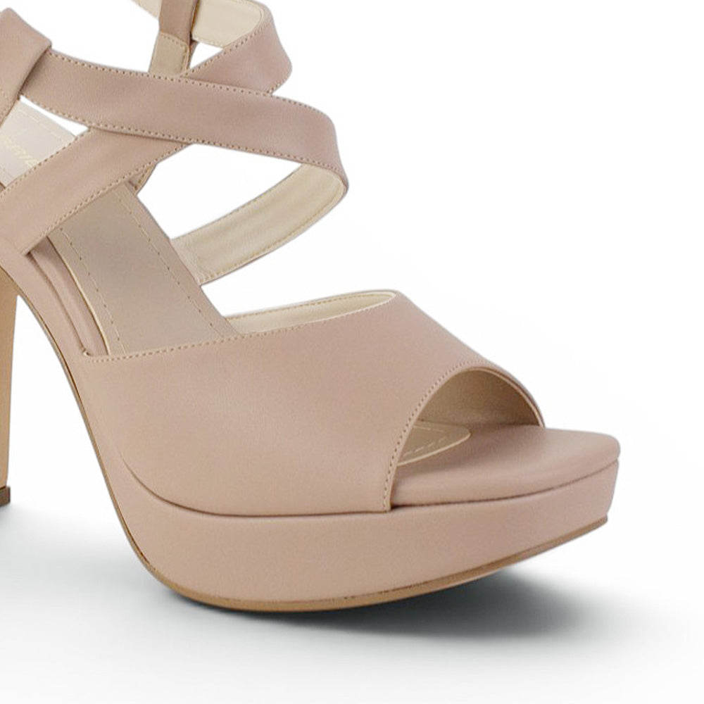 Vista a detalle de zapatilla de diseño descubierto para mujer con pulsera ajustable y tacón alto delgado de 12cm en color nude