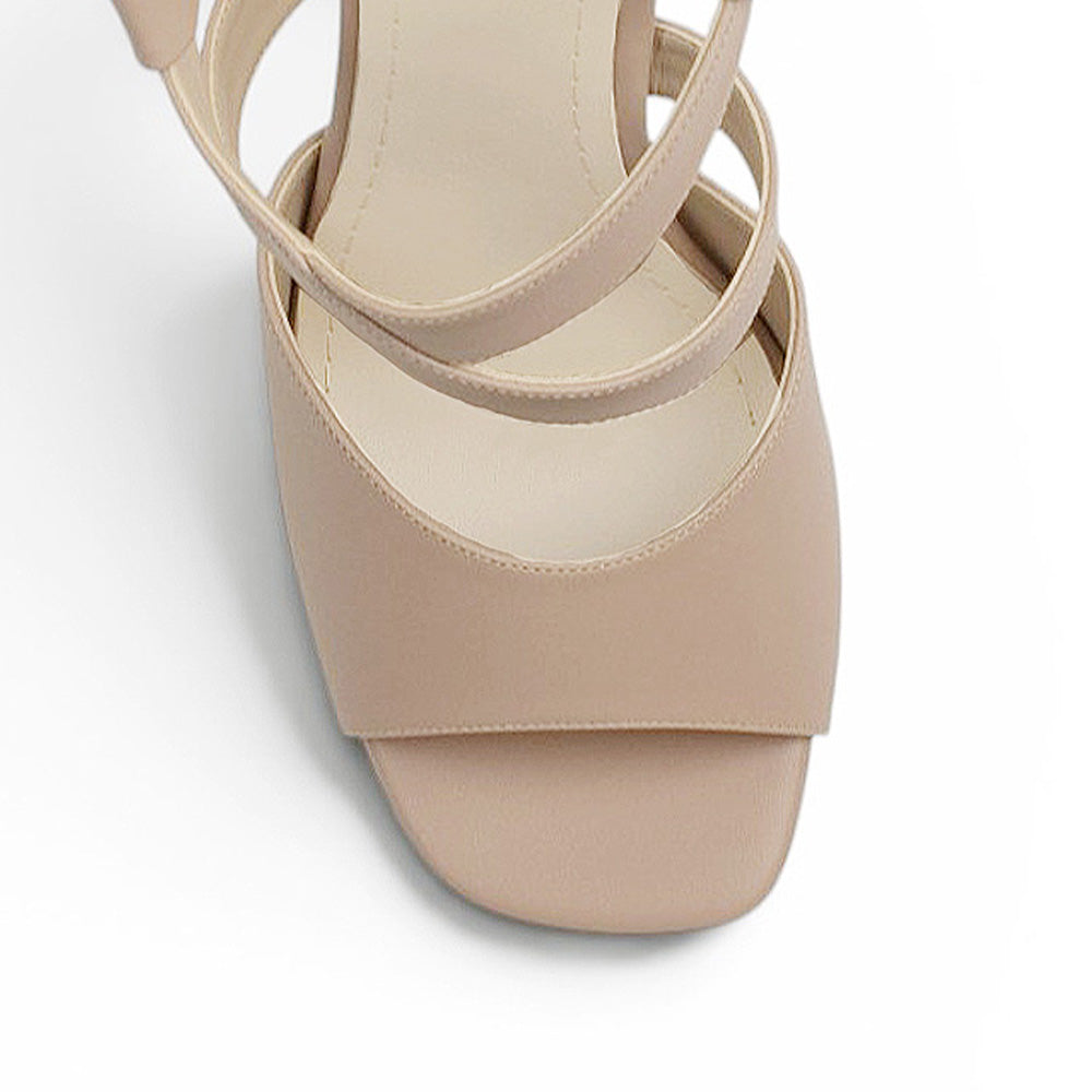 Vista de material cabra sintético en zapatilla nude de diseño descubierto con pulsera ajustable y tacón delgado de 12cm