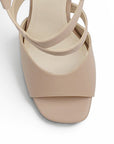 Vista de material cabra sintético en zapatilla nude de diseño descubierto con pulsera ajustable y tacón delgado de 12cm
